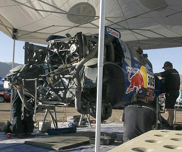 In der Vorbereitung auf die Rallye Dakar legen die Ventile im 2,5-Liter-TDI-Triebwerk eines Race Touareg 3 alles in allem 5.985 Kilometer Wegstrecke zurück. Foto: VW/Auto-Reporter.NET 